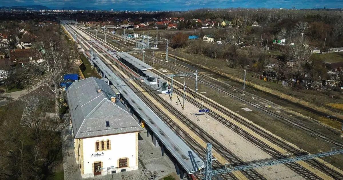 160 km/órás sebességgel száguld a vonat a Budapest–Belgrád vasútvonal magyar szakaszán