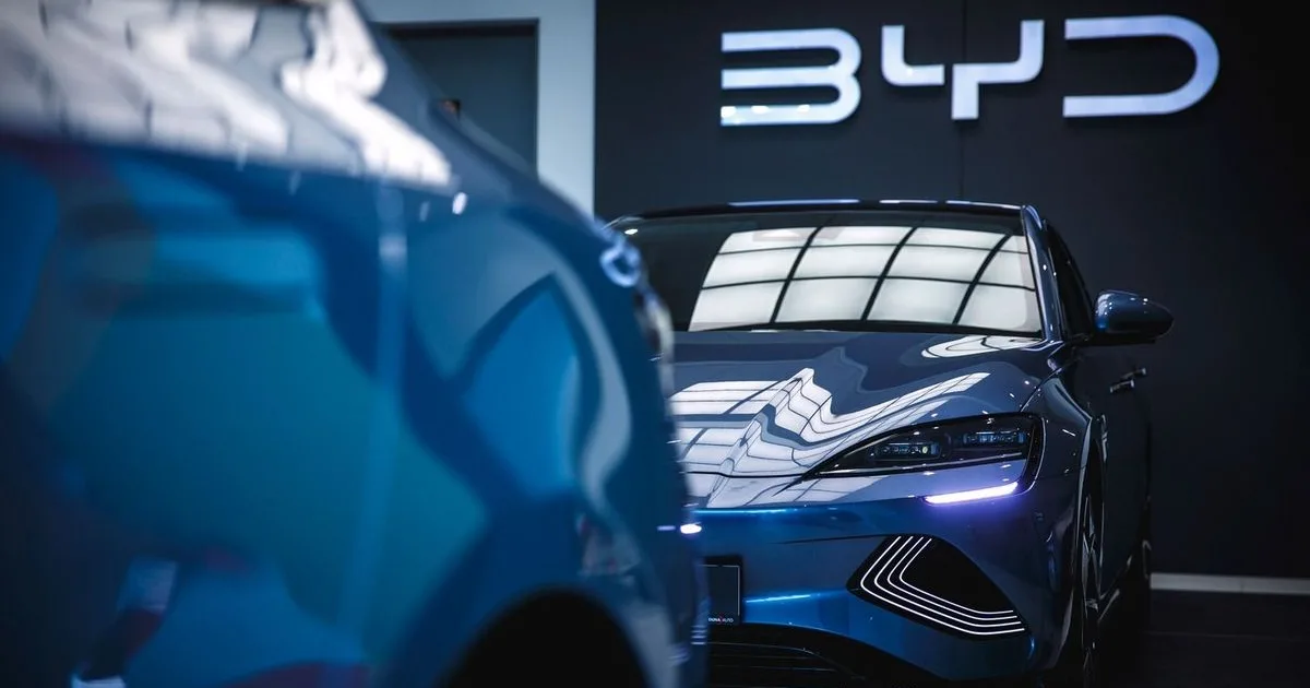 A BYD európai gyárához vonult a vezetőség: ha bejön a kínaiak terve, az nagyot szól