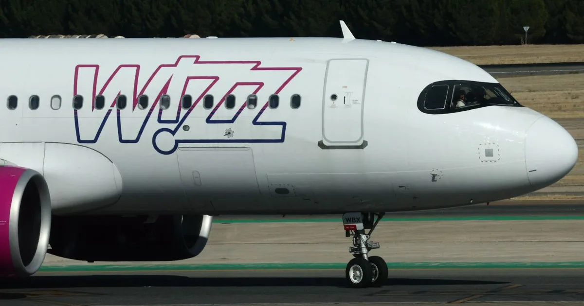Berepedt a Wizz Air gépének ablaka felszállás közben, a pilóta azonnal megszakította