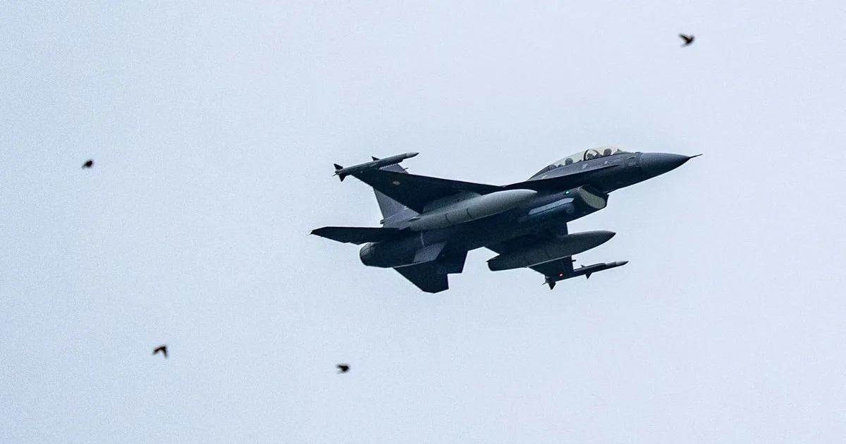 F-16-os zuhant le egy európai bázison, a pilóta megúszta