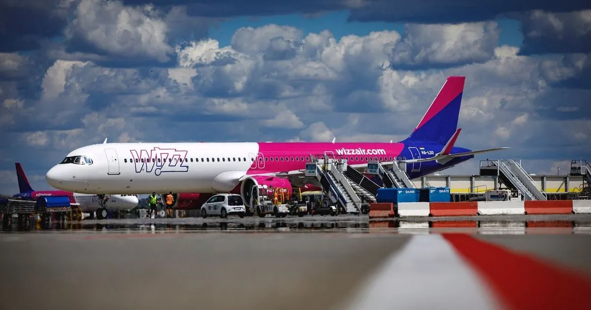 Fenyegető telefonhívás miatt órákig vesztegelt egy Wizz Air gép a Liszt Ferenc Repülőtéren