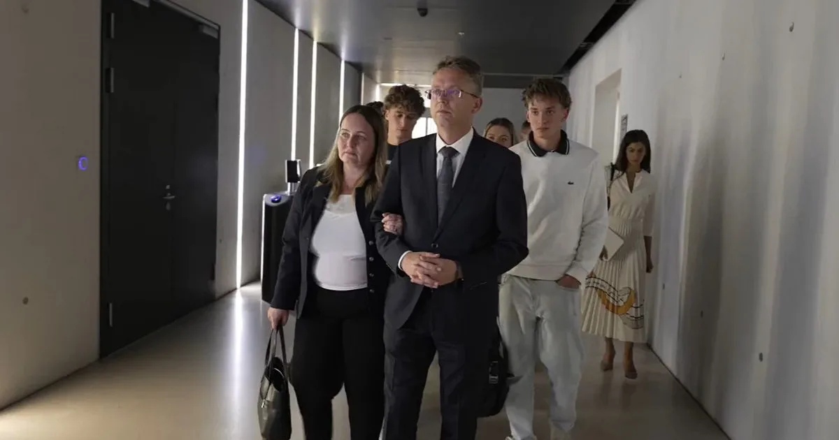 Hankó Balázs az ügyészség előtt: élő drámai felvétel a parlamentből