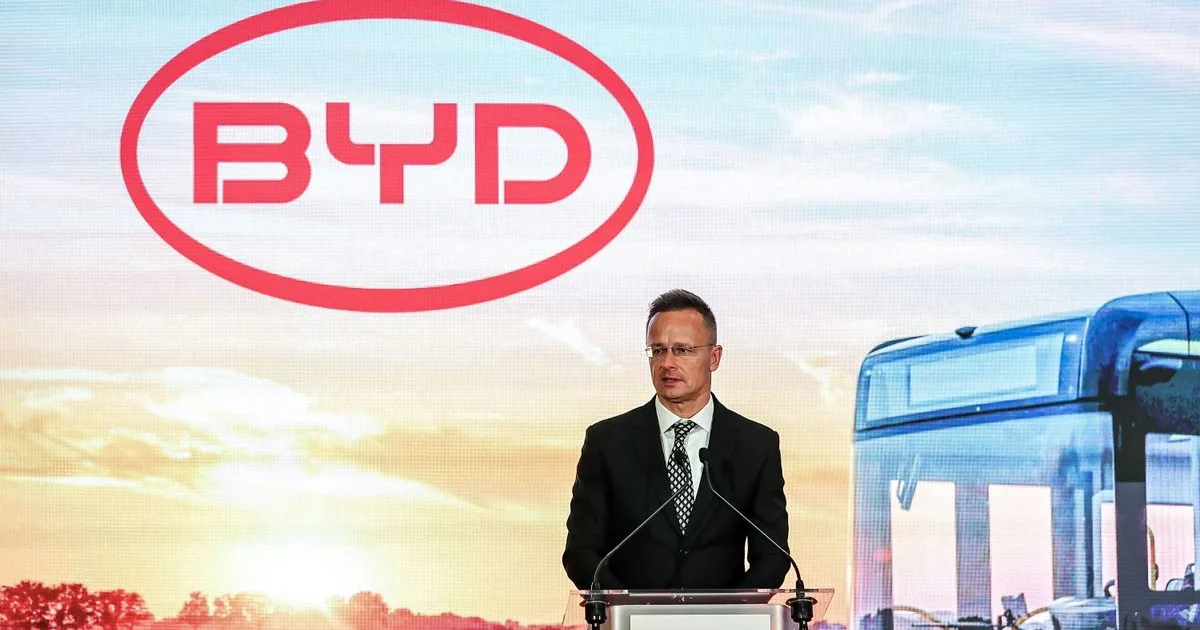 Kína üzent Szijjártónak a BYD-ügyben: nem huny szemet