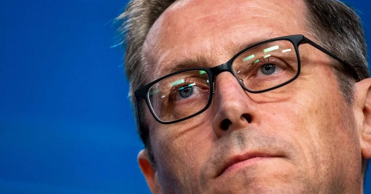 Megremegtek a kezek: Friedrich Merz és Varga Mihály nem merték erősen tartani a forintot