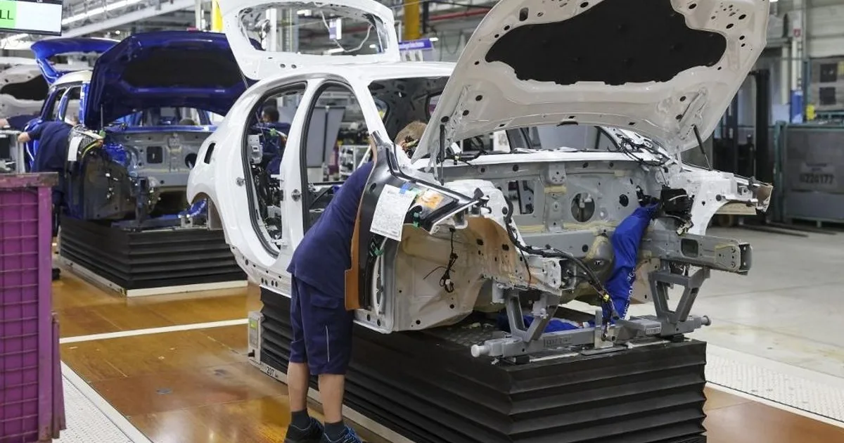 A BMW tömött repülőkkel szállítja dolgozóit Debrecenbe a nagy leépítés közepette