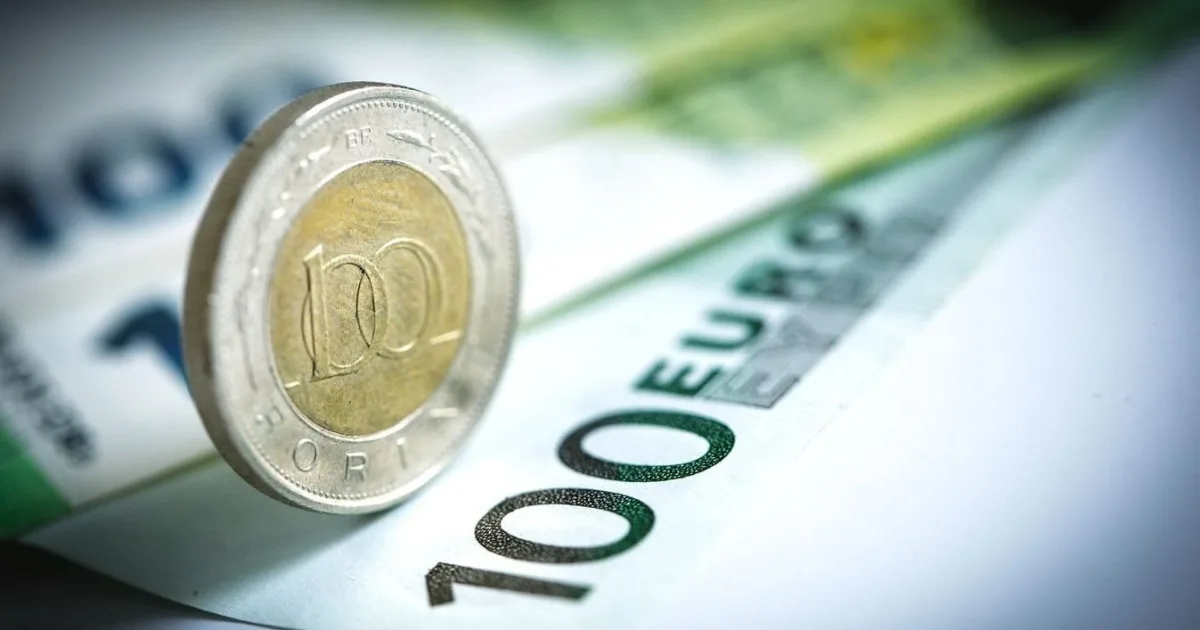 Erősödik a forint, bejelentésekre várnak – a Richter és az OTP gyengén muzsikál