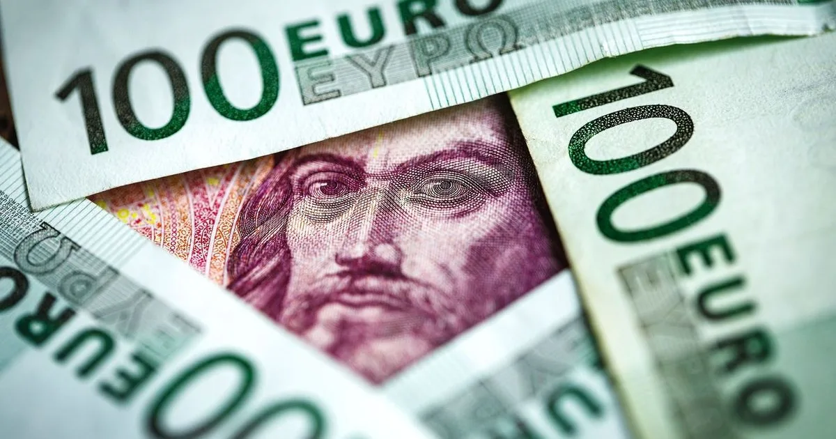 Erősödik a forint, gyengül az euró és a dollár