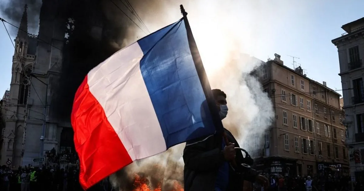 Francia zavargások: felgyújtották egy városházát, Macron válságtanácskozást tart