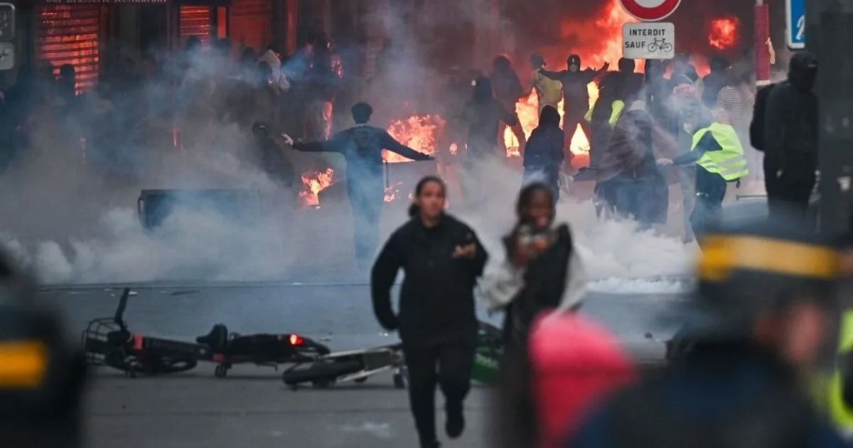 Francia zavargások: pokol, zuhanó részvények, 15 éves pánik a kötvénypiacon