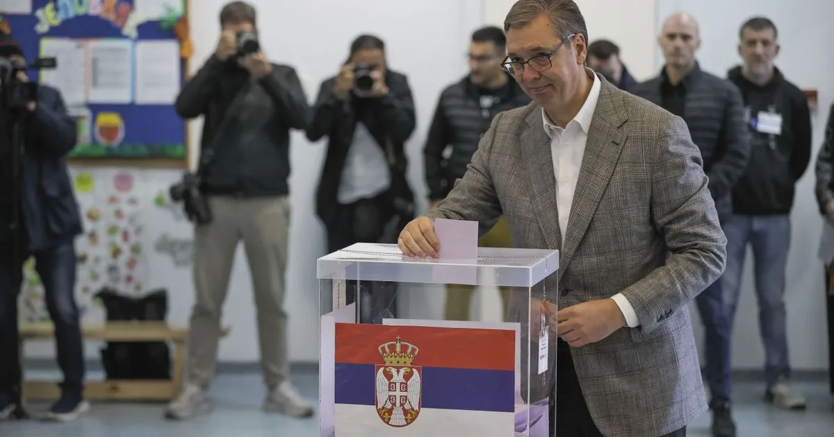 Lezárult a szerb választás: óriási részvétel mellett döntöttek Vucic sorsáról