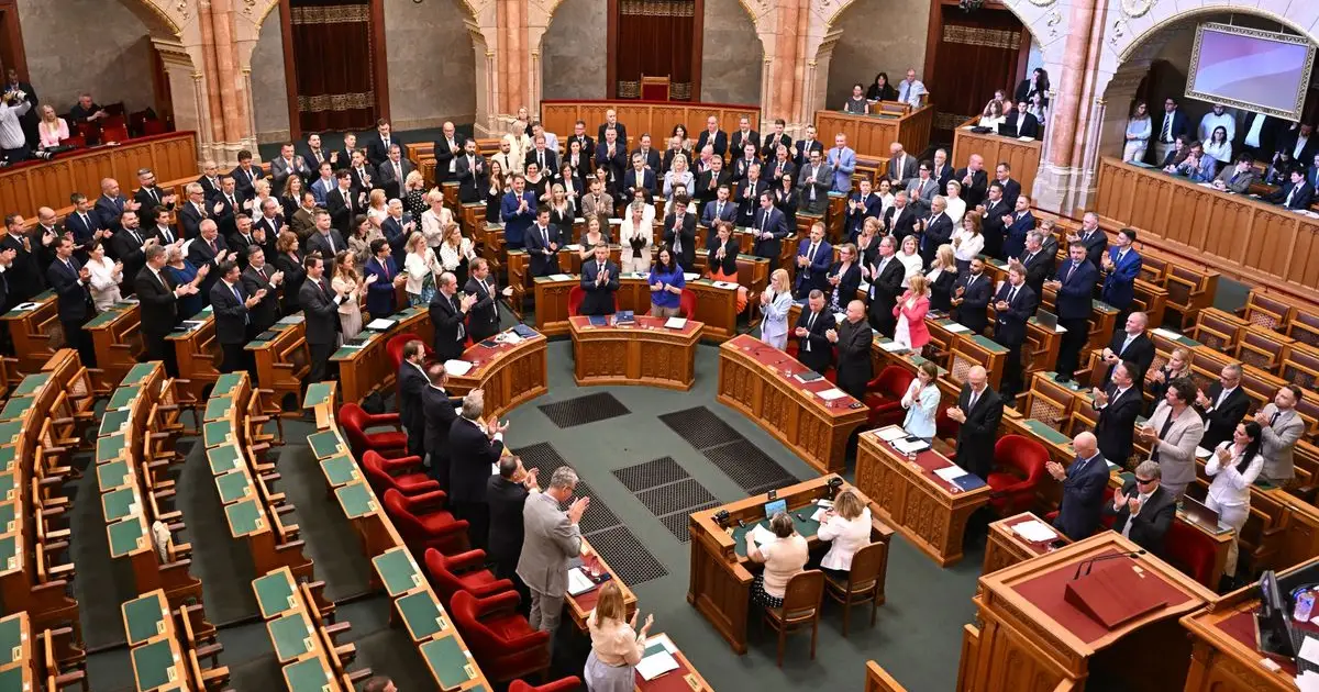 Tisza fű alatt leváltotta kulcsfontosságú politikusát – súlyos mutyi gyanúja